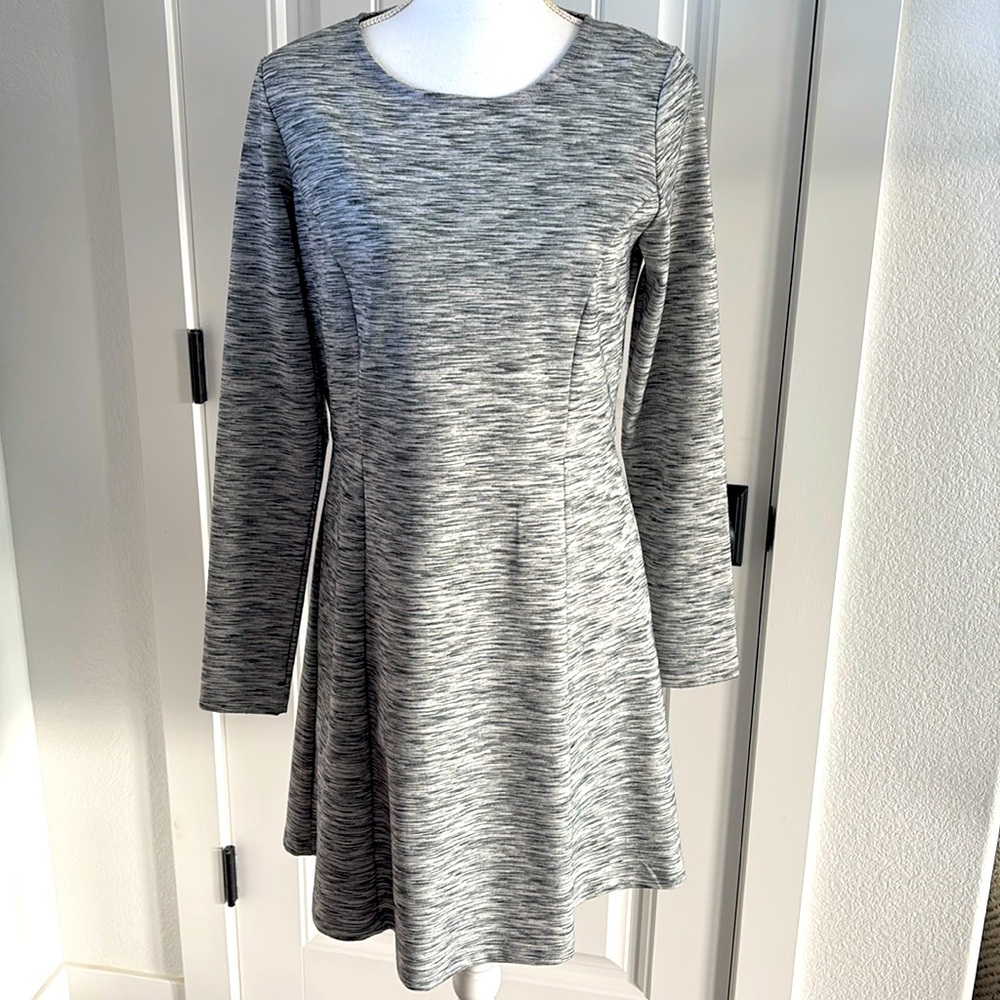 Cute and cozy Dalia dress. Size 6.
32” from shoulder to hem. Back zip.
